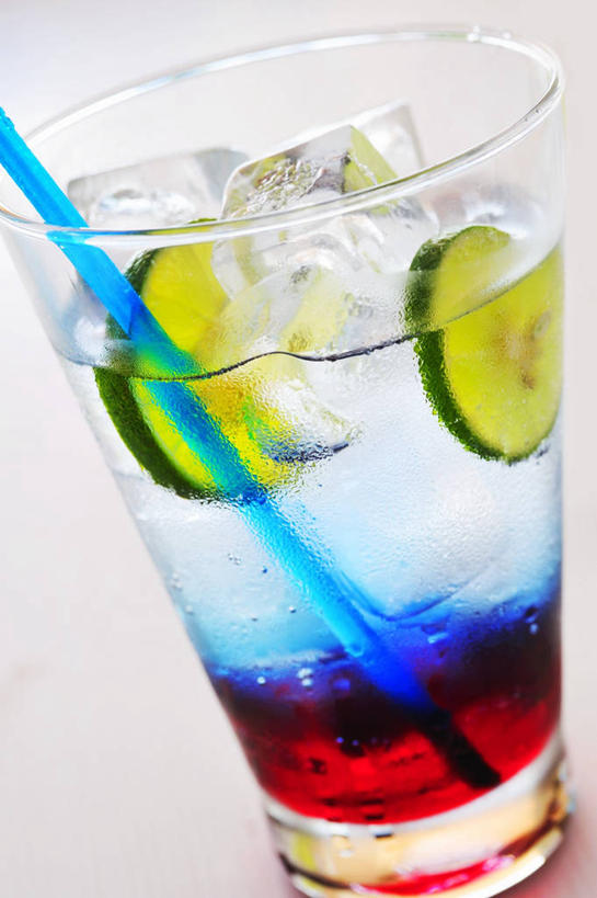 无人,竖图,俯视,室内,特写,白天,白色背景,餐桌,桌子,杯子,水果,一根,阴影,新鲜,反射,影子,塑料,冰,生食,冰块,食品,果实,酒类,一杯,文化,冷冻,玻璃制品,酒,食物,饮料,蓝色,水杯,塑料制品,吸管,鸡尾酒,寒冷,调酒,摄影,有机食品,绿色食品,影棚,冷藏,餐台,冰冷,创造,空心,想象,酸橙,饮管,保鲜,代代,玻璃杯,橙子,橙,彩图,高角度拍摄,影棚拍摄,拍摄,圆柱状