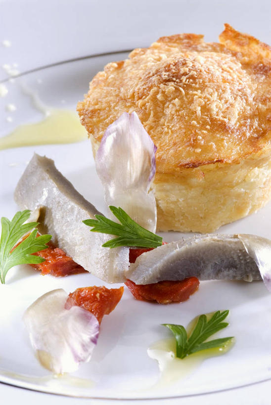 点心,面包,无人,竖图,俯视,室内,特写,白天,白色背景,烹饪,西餐,餐桌,桌子,蔬菜,西红柿,小番茄,玻璃,阴影,朦胧,模糊,新鲜,反射,影子,朝鲜蓟,生食,蔬菜沙拉,沙拉,料理,食品,面点,色拉,沙律,菜肴,美食,玻璃制品,食物,糕点,一个,容器,碗,洋蓟,西式,摄影,佳肴,有机食品,绿色食品,影棚,单个,餐台,色拉酱,小龙虾,储藏,储存,千岛酱,淡水小龙虾,红螯虾,克氏原螯虾,剌蛄,小西红柿,樱桃小番茄,珍珠小番茄,樱桃番茄,圣女果,番茄,彩图,高角度拍摄,影棚拍摄,拍摄,贮存,菜蓟,法国百合,球洋蓟,蔬菜之皇,洋百合