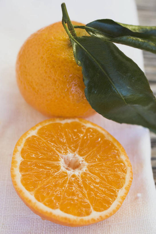 无人,竖图,俯视,室内,特写,白天,餐桌,桌子,柑橘,水果,叶子,切开,阴影,朦胧,模糊,新鲜,反射,布料,影子,生食,食品,果实,绿叶,布纹,桌布,食物,餐巾,台布,切,橙色,嫩叶,有机食品,绿色食品,餐台,剖面,切面,叶,叶片,橘子,桔子,橙子,橙,彩图,高角度拍摄