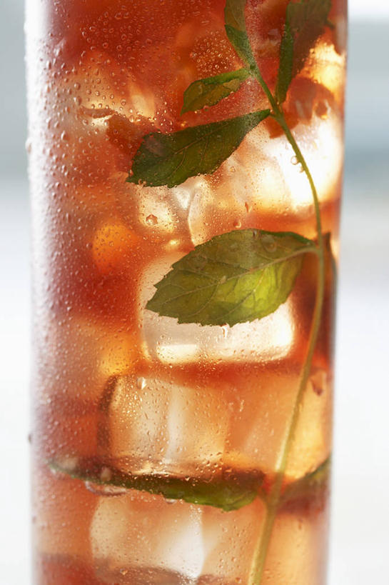 无人,竖图,室内,特写,白天,正面,幸福,餐桌,茶,桌子,杯子,叶子,阴影,朦胧,模糊,反射,影子,冰,冰块,茶叶,绿叶,一杯,娱乐,冷冻,玻璃制品,水杯,享受,休闲,温馨,嫩叶,放松,寒冷,乐趣,冷藏,餐台,冰冷,提神,舒适,醒脑,保鲜,冰茶,叶,叶片,玻璃杯,彩图