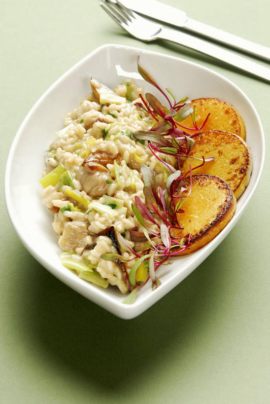 米饭,无人,竖图,俯视,室内,特写,白天,餐桌,桌子,南瓜,蔬菜,餐具,绿色背景,阴影,朦胧,模糊,新鲜,反射,叉子,刀叉,刀子,影子,陶瓷,金瓜,食品,陶瓷制品,饭,番瓜,食物,一个,容器,碗,摄影,有机食品,绿色食品,影棚,单个,餐台,储藏,麦瓜,倭瓜,五谷,储存,餐刀,餐叉,进餐用具,烹调用具,彩图,高角度拍摄,影棚拍摄,拍摄,贮存