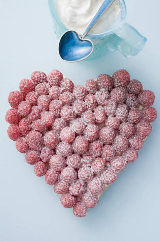 点心,无人,竖图,俯视,室内,特写,白天,爱情,餐桌,桌子,浆果,杯子,水果,阴影,蓝色背景,爱心,新鲜,反射,影子,勺子,陶瓷,桑葚,桑椹,调料,生食,食品,糖,甜点,甜品,果实,陶瓷制品,调味品,一杯,浪漫,调味料,食物,糕点,马克杯,水杯,调羹,汤匙,甜食,奶油,覆盆子,温暖,温馨,心形,恩爱,摄影,有机食品,绿色食品,影棚,餐台,和睦,乳制品,激凌,克林姆,淇淋,心型,彩图,高角度拍摄,影棚拍摄,拍摄,融洽