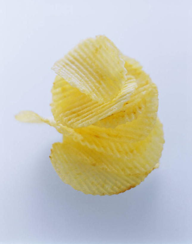 点心,无人,竖图,俯视,室内,特写,白天,白色背景,餐桌,桌子,土豆,一堆,许多,阴影,堆叠,堆积,反射,影子,食品,薯片,食物,零食,摄影,影棚,餐台,堆,垃圾食品,馍馍蛋,洋芋,山药蛋,马铃薯,彩图,高角度拍摄,影棚拍摄,拍摄