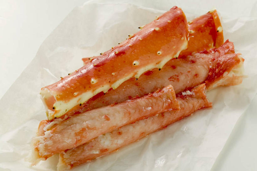 海鲜,蟹,无人,横图,俯视,室内,特写,白天,白色背景,烹饪,西餐,餐桌,桌子,一堆,阴影,堆叠,堆积,朦胧,模糊,反射,螃蟹,包装,包装纸,影子,纸,料理,食品,纸张,水产,菜肴,美食,海洋生物,食物,西式,摄影,佳肴,影棚,餐台,堆,包装材料,牛皮纸,水生动物,海产品,水生物,海底动物,彩图,高角度拍摄,影棚拍摄,拍摄