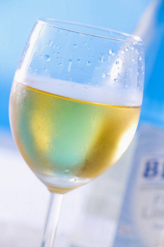 红酒,葡萄酒,无人,竖图,室内,特写,白天,正面,餐桌,桌子,杯子,阴影,蓝色背景,朦胧,模糊,反射,高脚杯,影子,红酒杯,白葡萄酒,酒类,一杯,红酒瓶,玻璃制品,酒,酒瓶,饮料,玻璃瓶,酒杯,瓶子,摄影,影棚,餐台,一瓶,葡萄酒杯,葡萄酒瓶,玻璃杯,彩图,影棚拍摄,拍摄