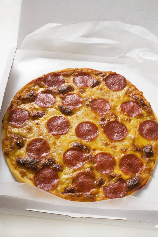 奶酪,无人,竖图,俯视,室内,特写,白天,白色背景,烹饪,西餐,餐桌,桌子,阴影,朦胧,模糊,反射,包装,包装纸,影子,纸,纸盒,香肠,干酪,起司,料理,食品,披萨,匹萨,纸张,腊肠,芝士,营养,菜肴,美食,盒子,食物,一个,包装盒,快餐,乳酪,西式,摄影,佳肴,影棚,单个,餐台,包装材料,乳制品,牛皮纸,比萨,发酵,西式快餐,垃圾食品,意大利薄饼,彩图,高角度拍摄,影棚拍摄,拍摄