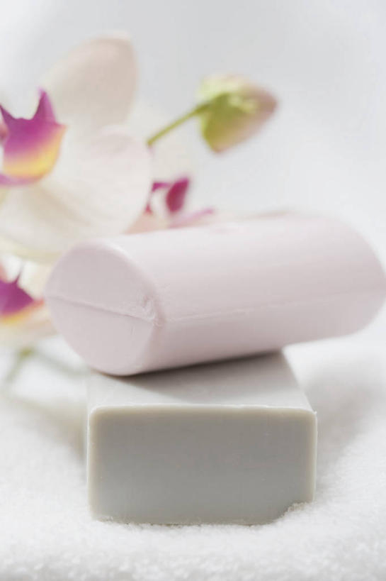 无人,竖图,俯视,室内,特写,白天,化妆,美容,护肤,朦胧,模糊,盛开,纺织物,花蕾,花,花瓣,花朵,鲜花,化妆品,肥皂,毛巾,香皂,日用品,洗浴用品,花苞,花蕊,清洁,保养,享受,休闲,放松,保健,保暖,护肤品,化妆用品,护肤用品,舒缓,透气,养颜,防水,去污,紧肤,嫩肤,储水,耐磨,吸水,洗涤,彩图,高角度拍摄