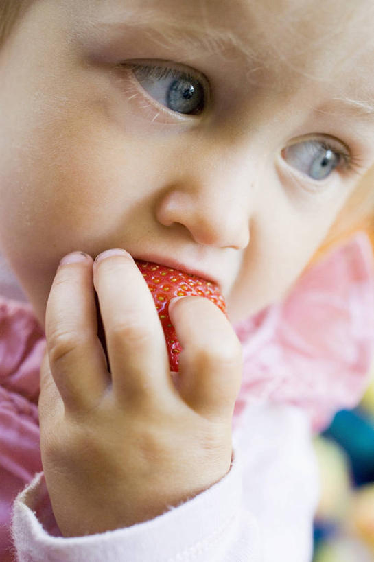 西方人,儿童,脸,头,脸颊,手,一个人,吃,竖图,室内,特写,白天,正面,纯洁,草莓,浆果,水果,欧洲,欧洲人,仅一个女性,仅一个人,握,服装,朦胧,模糊,新鲜,生食,食品,果实,拿,拿着,注视,休闲装,食物,一个,小孩,衣服,观察,看,仅一个小孩,休闲,手部,休闲服,可爱,童年,童趣,握着,服饰,有机食品,绿色食品,单个,观看,单手,察看,关注,童真,烂漫,无邪,天真,女孩,女人,女性,白种人,孩子,头部,脸部,脸蛋,面部,洋莓,水果皇后,红莓,地莓,嚼,食,半身,彩图,女生