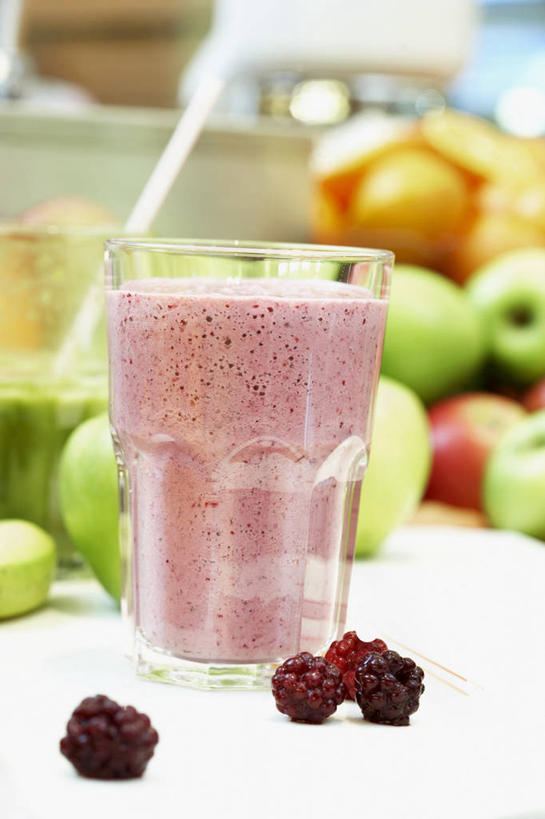 无人,竖图,俯视,室内,特写,白天,桌面,桌子,苹果,草莓,柑橘,浆果,杯子,水果,一堆,许多,阴影,堆叠,堆积,朦胧,模糊,新鲜,反射,木制,影子,桑葚,生食,食品,甜点,甜品,果实,很多,玻璃制品,食物,饮料,一个,木制品,水杯,甜食,覆盆子,冰淇淋,有机食品,绿色食品,单个,鲜奶,堆,奶昔,草莓奶昔,玻璃杯,洋莓,水果皇后,橘子,桔子,红莓,地莓,橙子,橙,彩图,高角度拍摄