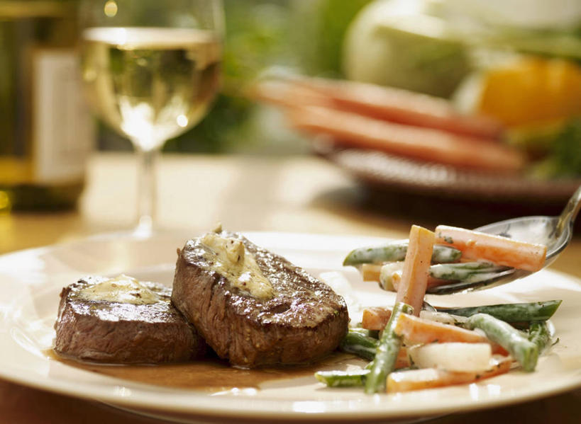 红酒,葡萄酒,无人,横图,俯视,室内,特写,白天,烹饪,西餐,植物,桌面,桌子,豆,萝卜,胡萝卜,蔬菜,杯子,餐具,阴影,朦胧,模糊,新鲜,反射,木制,碟子,高脚杯,盘,影子,豆类,豆子,肉,牛排,牛肉,料理,食品,红酒杯,白葡萄酒,酒类,红酒瓶,菜肴,美食,肉类,玻璃制品,酒,酒瓶,食物,饮料,一个,盘子,玻璃瓶,酒杯,木制品,瓶子,碟,西式,佳肴,有机食品,绿色食品,单个,葡萄酒杯,葡萄酒瓶,肉食,豆科,菲力牛排,牛里脊肉,玻璃杯,红萝卜,甘荀,彩图,高角度拍摄