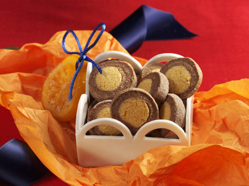 点心,无人,横图,俯视,室内,特写,白天,桌面,桌子,水果,一堆,许多,阴影,堆叠,堆积,新鲜,装饰,反射,木制,包装,包装纸,木盒,丝绸,丝带,影子,纸,生食,食品,糖,糖果,甜点,甜品,果实,缎带,纸张,曲奇,很多,绸带,食物,一个,木制品,容器,饼干,甜食,零食,巧克力,有机食品,绿色食品,单个,储藏,朱古力,黑巧克力,堆,华丽,修饰,点缀,包装材料,牛皮纸,储存,曲奇饼,曲奇饼干,衬托,美观,雅致,雅观,彩图,高角度拍摄,贮存