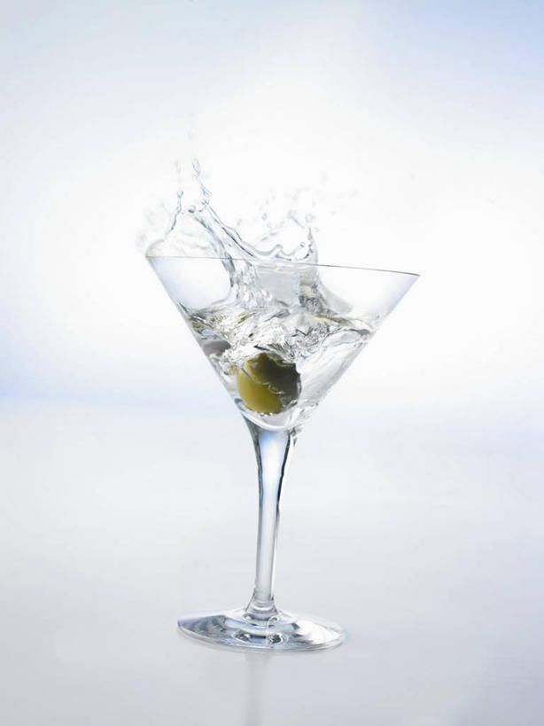 无人,竖图,俯视,室内,特写,白天,白色背景,桌面,桌子,橄榄,杯子,水果,阴影,飞溅,新鲜,溅,反射,木制,高脚杯,液体,影子,水滴,生食,食品,果实,酒类,文化,玻璃制品,酒,水珠,食物,饮料,一个,酒杯,木制品,鸡尾酒,调酒,摄影,有机食品,绿色食品,影棚,单个,创造,喷洒,想象,马提尼,马提尼酒,鸡尾酒杯,玻璃杯,青果,白榄,彩图,高角度拍摄,影棚拍摄,拍摄