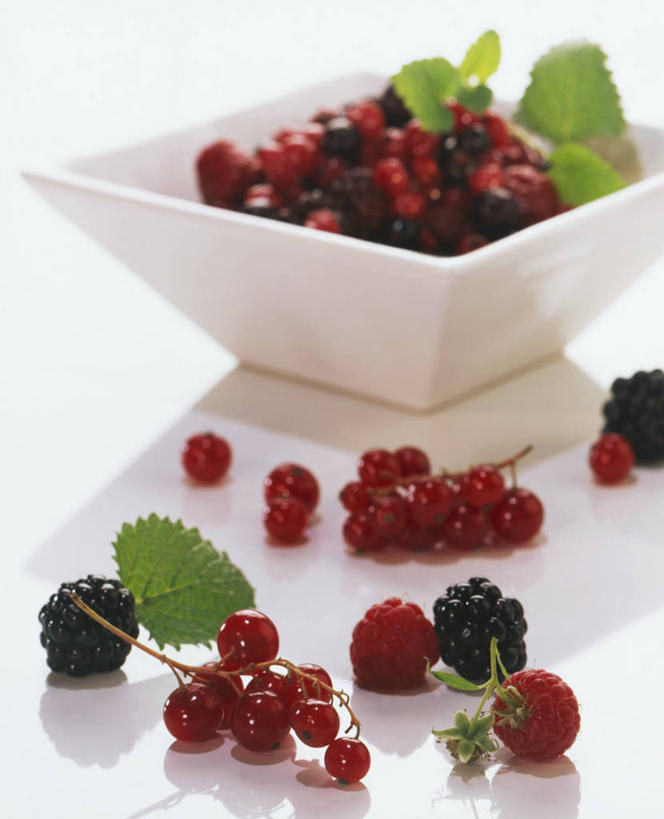 无人,竖图,俯视,室内,特写,白天,白色背景,植物,桌面,桌子,草莓,浆果,水果,叶子,一堆,许多,阴影,堆叠,堆积,新鲜,反射,木制,纹理,影子,陶瓷,灯笼果,桑葚,生食,食品,果实,绿叶,陶瓷制品,很多,食物,一个,绿色,木制品,容器,碗,覆盆子,嫩叶,摄影,有机食品,绿色食品,影棚,单个,储藏,堆,储存,红醋栗,肌理,叶,叶片,叶脉,洋莓,水果皇后,红莓,地莓,醋栗,彩图,高角度拍摄,影棚拍摄,拍摄,贮存