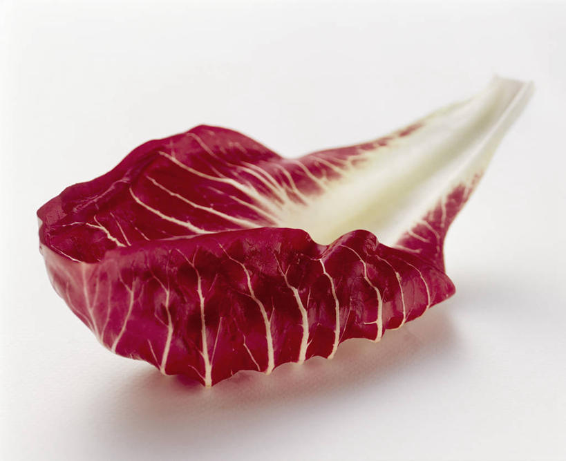 无人,横图,俯视,室内,特写,白天,白色背景,植物,桌面,桌子,蔬菜,叶子,阴影,新鲜,反射,木制,纹理,影子,菊苣,食品,绿叶,药草,食物,红色,木制品,嫩叶,摄影,有机食品,绿色食品,影棚,药材,肌理,叶,叶片,叶脉,彩图,高角度拍摄,影棚拍摄,拍摄