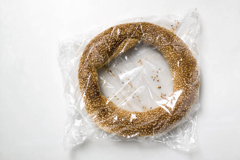 点心,面包,无人,横图,俯视,室内,特写,白天,白色背景,桌面,桌子,蔬菜,阴影,新鲜,反射,木制,包装,包装纸,铝箔纸,锡箔纸,影子,纸,芝麻,食品,面点,纸张,食物,糕点,一个,木制品,摄影,有机食品,绿色食品,影棚,单个,包装材料,锡箔,铝箔,脂麻,胡麻,白麻,巨胜子,油麻,彩图,高角度拍摄,影棚拍摄,拍摄