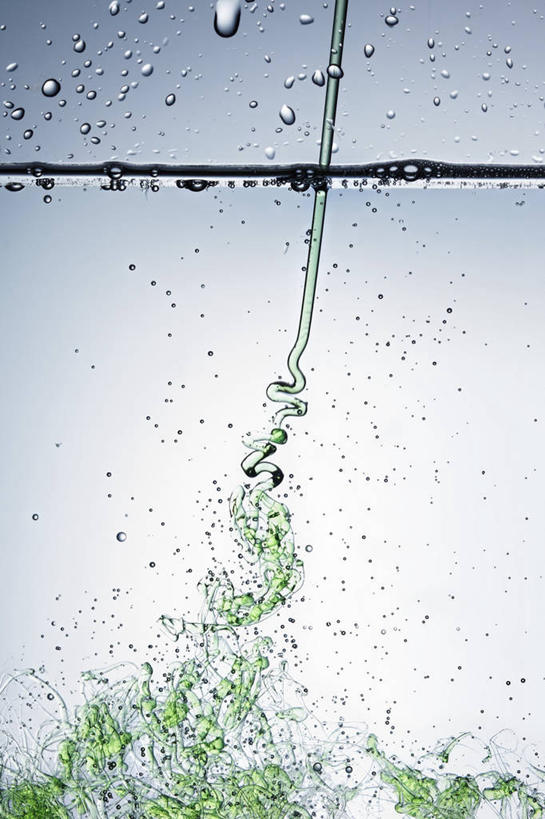 无人,竖图,俯视,室内,特写,白天,水,杯子,阴影,波纹,飞溅,溅,透明,反射,液体,影子,气泡,水滴,涟漪,漩涡,水泡,玻璃制品,水珠,一个,水纹,泡泡,水杯,单个,圆弧,喷洒,玻璃杯,彩图,高角度拍摄