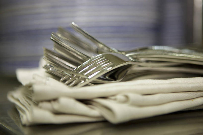 无人,横图,俯视,室内,特写,白天,桌面,桌子,静物,餐具,金属制品,一堆,许多,阴影,堆叠,堆积,朦胧,模糊,反射,金属,木制,叉子,刀叉,刀子,影子,勺子,很多,餐巾,木制品,调羹,汤匙,堆,餐刀,餐叉,保洁方巾,口布,进餐用具,彩图,高角度拍摄