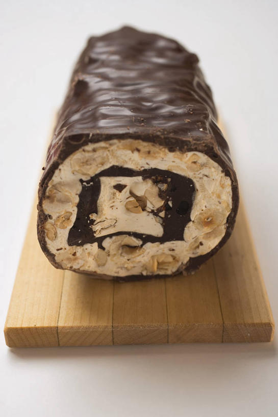 无人,竖图,俯视,室内,特写,白天,白色背景,桌面,桌子,杏仁,阴影,反射,木制,影子,食品,糖,糖果,甜点,甜品,案板,砧板,食物,一个,木制品,甜食,巧克力,摄影,影棚,单个,朱古力,黑巧克力,牛轧糖,鸟结糖,纽结糖,杏子,杏梅仁,杏核仁,木落子,苦杏仁,彩图,高角度拍摄,影棚拍摄,拍摄