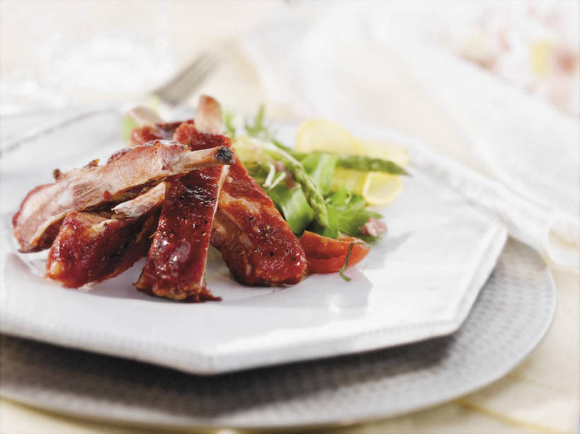 无人,横图,俯视,室内,特写,白天,桌面,桌子,蔬菜,餐具,阴影,朦胧,模糊,新鲜,反射,木制,碟子,盘,影子,调料,酱料,酱汁,肉,佐料,食品,调味品,调味料,猪肉,酱,肉类,食物,一个,盘子,木制品,碟,有机食品,绿色食品,单个,肉食,豚肉,彩图,高角度拍摄