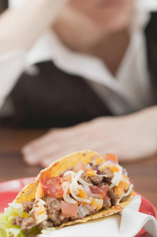 点心,煎饼,西方人,一个人,坐,竖图,室内,特写,白天,正面,玉米,桌面,桌子,蔬菜,欧洲,欧洲人,仅一个年轻女性,仅一个女性,仅一个人,撑,阴影,服装,朦胧,模糊,新鲜,反射,木制,棒子,影子,玉蜀黍,肉,食品,托腮,休闲装,文化,饼,小吃,肉类,食物,糕点,衣服,木制品,甜食,托,休闲,休闲服,服饰,有机食品,绿色食品,苞米,托下巴,苞芦,肉食,苞谷,包谷,大蜀黍,番麦,薏米包,玉高粱,玉麦,珍珠米,年轻女性,女人,女性,白种人,坐着,半身,彩图