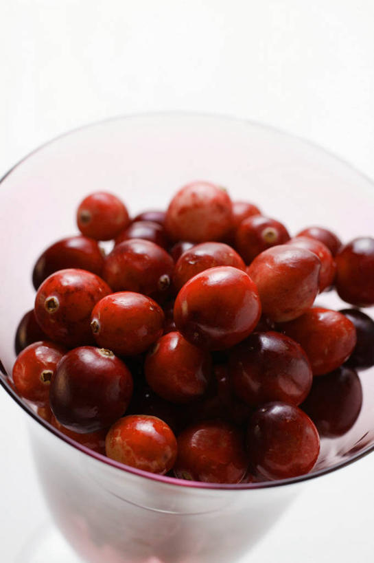 无人,竖图,俯视,室内,特写,白天,白色背景,桌面,桌子,浆果,杯子,水果,一堆,许多,阴影,堆叠,堆积,新鲜,反射,木制,影子,灯笼果,生食,食品,果实,很多,食物,一个,红色,木制品,纸制品,摄影,有机食品,绿色食品,影棚,单个,纸杯,堆,一次性杯子,红醋栗,醋栗,彩图,高角度拍摄,影棚拍摄,拍摄