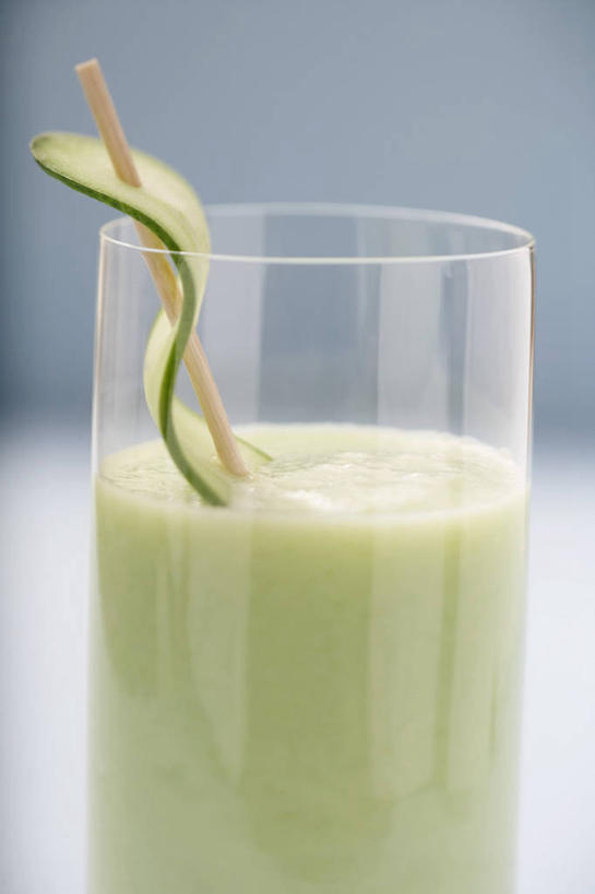 无人,竖图,室内,特写,白天,正面,桌面,桌子,黄瓜,蔬菜,杯子,阴影,新鲜,反射,木制,影子,塑料,食品,甜点,甜品,玻璃制品,食物,饮料,一个,木制品,水杯,塑料制品,吸管,甜食,冰淇淋,摄影,有机食品,绿色食品,影棚,单个,鲜奶,空心,奶昔,饮管,玻璃杯,青瓜,胡瓜,彩图,影棚拍摄,拍摄,圆柱状