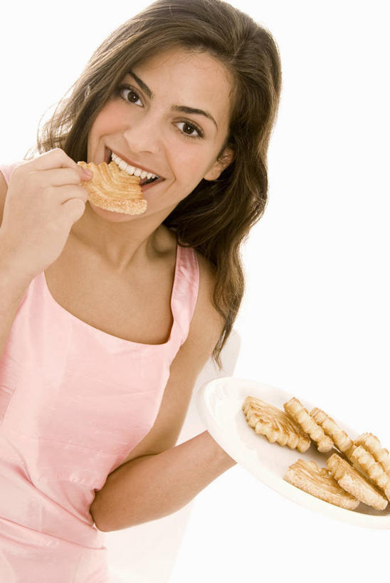 点心,西方人,一个人,站,笑,吃,微笑,露齿笑,竖图,室内,白天,白色背景,正面,餐具,欧洲,欧洲人,仅一个年轻女性,仅一个女性,仅一个人,握,服装,碟子,盘,食品,拿,拿着,注视,休闲装,食物,一个,衣服,盘子,碟,饼干,零食,观察,看,站着,休闲,休闲服,握着,摄影,服饰,影棚,单个,观看,察看,关注,年轻女性,女人,女性,白种人,嚼,食,站立,半身,彩图,影棚拍摄,拍摄