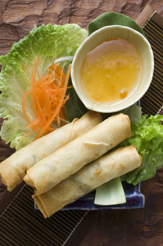 点心,无人,竖图,俯视,室内,特写,白天,桌面,桌子,萝卜,胡萝卜,蔬菜,阴影,新鲜,反射,木制,影子,陶瓷,生菜,莴苣,调料,酱料,酱汁,生食,蔬菜沙拉,佐料,沙拉,料理,食品,面点,陶瓷制品,调味品,调味料,色拉,酱,沙律,春卷,美食,食物,木制品,容器,碗,中式,有机食品,绿色食品,色拉酱,储藏,储存,薄饼,千岛酱,春菜,鹅仔菜,莴仔菜,千金菜,春饼,叶用莴苣,红萝卜,甘荀,彩图,高角度拍摄,贮存