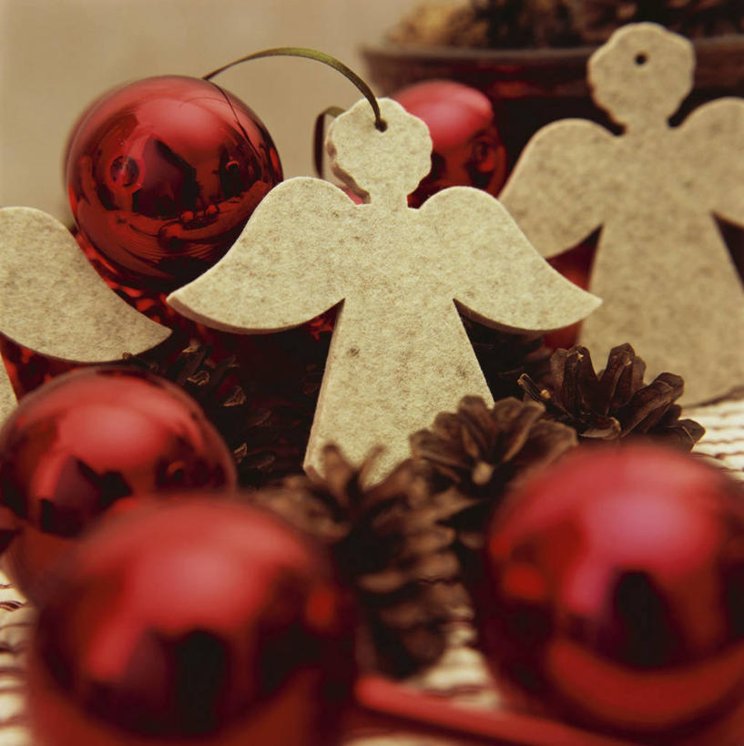 无人,竖图,俯视,室内,特写,白天,桌面,桌子,静物,圣诞节,天使,阴影,节日,朦胧,模糊,庆祝,装饰,反射,木制,翅膀,挂饰,影子,圣诞球,文化,球,红色,木制品,庆典,球体,纪念,华丽,修饰,点缀,神圣,善良,信徒,衬托,美观,雅致,雅观,使者,圣洁,彩图,高角度拍摄