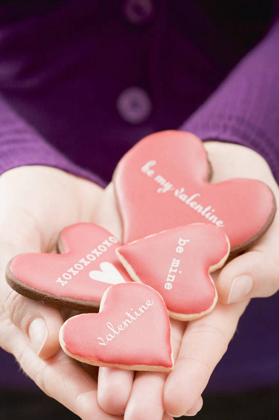 点心,西方人,手,一个人,捧,竖图,俯视,室内,特写,白天,毛衣,爱情,欧洲,欧洲人,双手,仅一个年轻女性,仅一个女性,仅一个人,一堆,阴影,堆叠,堆积,爱心,反射,英文,标志,文字,影子,字符,字母,食品,甜点,浪漫,标识,食物,糕点,紫色,饼干,甜食,零食,温暖,温馨,心形,手部,恩爱,四块,堆,英文字母,和睦,线衫,装饰饼干,年轻女性,女人,女性,白种人,心型,端,端着,捧着,手捧,半身,彩图,高角度拍摄,绒衣,套衫,套头毛衣,线衣,融洽