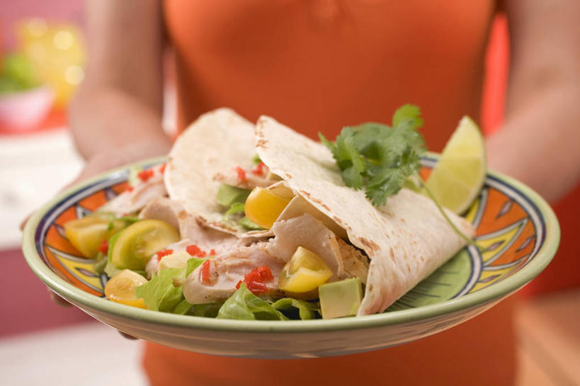 西方人,手,一个人,站,捧,横图,俯视,室内,特写,白天,餐具,欧洲,欧洲人,双手,仅一个年轻女性,仅一个女性,仅一个人,阴影,服装,朦胧,模糊,反射,碟子,盘,影子,休闲装,一个,衣服,盘子,碟,站着,休闲,手部,休闲服,服饰,单个,年轻女性,女人,女性,白种人,端,端着,捧着,手捧,站立,半身,彩图,高角度拍摄