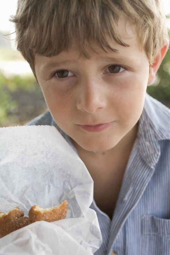 点心,西方人,儿童,脸,头,脸颊,头发,一个人,站,竖图,室内,特写,白天,正面,纯洁,欧洲,欧洲人,仅一个男性,仅一个人,阴影,服装,朦胧,模糊,反射,包装,包装纸,影子,纸,食品,纸张,注视,休闲装,肩膀,食物,一个,小孩,衣服,饼干,零食,观察,看,站着,仅一个小孩,休闲,休闲服,金色,可爱,童年,童趣,服饰,单个,观看,察看,包装材料,关注,童真,烂漫,无邪,天真,男孩,男人,男性,白种人,孩子,头部,直发,脸部,脸蛋,面部,站立,半身,彩图,短发,男生