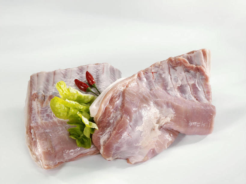 无人,横图,俯视,室内,特写,白天,白色背景,餐桌,桌子,辣椒,蔬菜,叶子,两块,阴影,新鲜,反射,影子,肉,食品,绿叶,猪肉,肉类,食物,红色,嫩叶,摄影,有机食品,绿色食品,影棚,餐台,五花肉,肉食,辣角,红海椒,大椒,辣虎,广椒,豚肉,肋条肉,三层肉,叶,叶片,辣子,红辣椒,海椒,番椒,彩图,高角度拍摄,影棚拍摄,拍摄