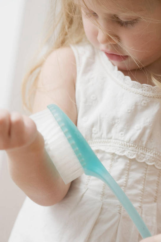 西方人,儿童,一个人,站,竖图,室内,白天,正面,裙子,纯洁,欧洲,欧洲人,仅一个女性,仅一个人,握,阴影,连衣裙,反射,影子,注视,一个,小孩,白色,刷子,低头,观察,看,站着,仅一个小孩,可爱,童年,童趣,握着,单个,观看,察看,关注,清洁用具,童真,烂漫,无邪,洗浴用具,天真,女孩,女人,女性,白种人,孩子,站立,半身,彩图,女生