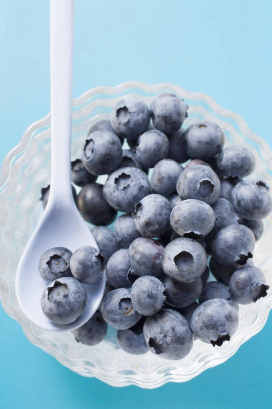 无人,竖图,俯视,室内,特写,白天,餐桌,桌子,浆果,蓝莓,水果,玻璃,一堆,许多,阴影,堆叠,堆积,蓝色背景,新鲜,反射,影子,勺子,生食,食品,果实,玻璃制品,食物,一个,蓝色,容器,调羹,汤匙,碗,摄影,有机食品,绿色食品,影棚,单个,餐台,储藏,堆,储存,山都柿,蓝浆果,蓝靛果,彩图,高角度拍摄,影棚拍摄,拍摄,贮存