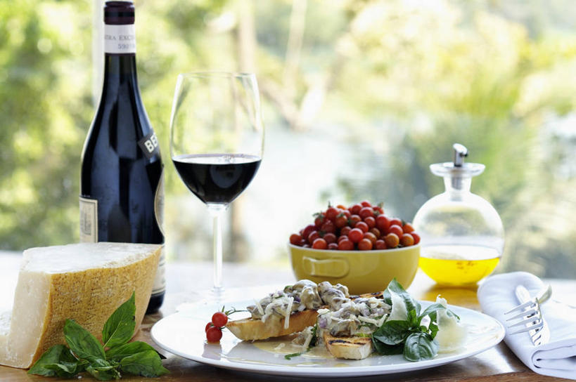 点心,面包,奶酪,红酒,葡萄酒,无人,横图,室外,特写,白天,正面,早餐,植物,葡萄,杯子,餐具,水果,一堆,许多,阴影,堆叠,堆积,朦胧,模糊,新鲜,光线,碟子,高脚杯,壶,盘,影子,陶瓷,生食,食用油,油,干酪,橄榄油,起司,食品,面点,果实,陶瓷制品,红酒杯,酒类,芝士,营养,红酒瓶,玻璃制品,酒,酒瓶,水壶,树,树木,食物,糕点,饮料,绿色,阳光,自然,盘子,玻璃瓶,茶壶,酒杯,瓶子,容器,碟,碗,红葡萄酒,乳酪,有机食品,绿色食品,生长,成长,储藏,堆,乳制品,葡萄酒杯,葡萄酒瓶,储存,发酵,植物油,玻璃杯,山葫芦,蒲桃,草龙珠,彩图,早饭,贮存