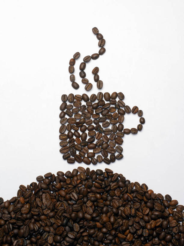 咖啡,无人,竖图,俯视,室内,特写,白天,白色背景,植物,餐桌,桌子,豆,杯子,一排,许多,阴影,整齐,反射,影子,豆类,豆子,咖啡杯,排列,咖啡豆,摄影,影棚,餐台,队列,豆科,咖啡因,彩图,高角度拍摄,影棚拍摄,拍摄