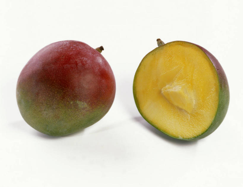 无人,横图,俯视,室内,特写,白天,白色背景,餐桌,桌子,芒果,水果,切开,阴影,新鲜,反射,影子,生食,食品,果实,食物,两个,切,摄影,有机食品,绿色食品,影棚,餐台,剖面,切面,望果,蜜望,檬果,闷果,漭果,杧果,庵波罗果,彩图,高角度拍摄,影棚拍摄,拍摄