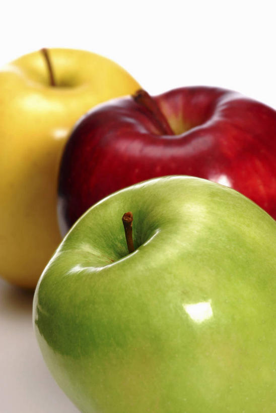 无人,竖图,俯视,室内,特写,白天,白色背景,餐桌,桌子,苹果,水果,一排,阴影,新鲜,整齐,反射,影子,生食,食品,果实,食物,排列,三个,黄色,红色,绿色,青苹果,摄影,有机食品,绿色食品,影棚,餐台,队列,彩图,高角度拍摄,影棚拍摄,拍摄