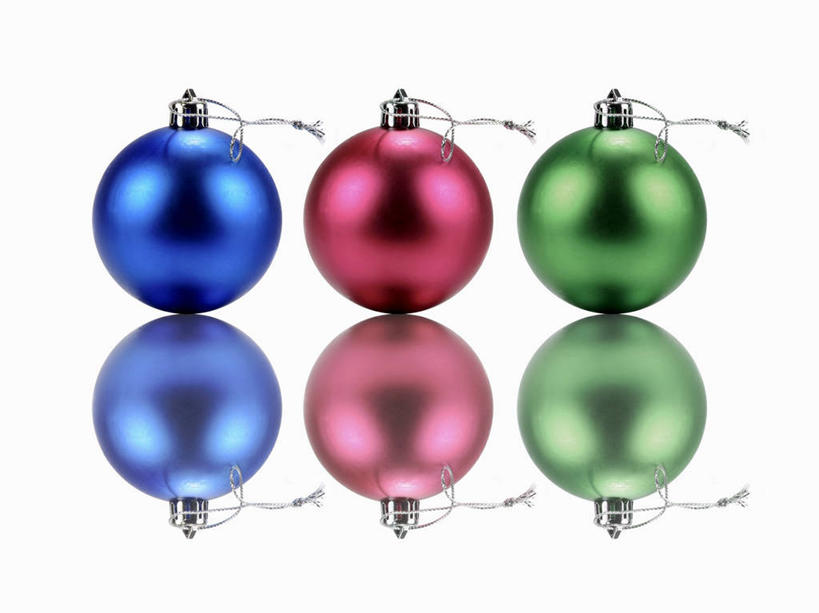 无人,横图,室内,特写,白天,白色背景,正面,餐桌,桌子,静物,一排,阴影,整齐,装饰,反射,挂饰,影子,圣诞球,球,排列,三个,红色,蓝色,绿色,球体,摄影,影棚,餐台,华丽,修饰,点缀,队列,衬托,美观,雅致,雅观,彩图,影棚拍摄,拍摄