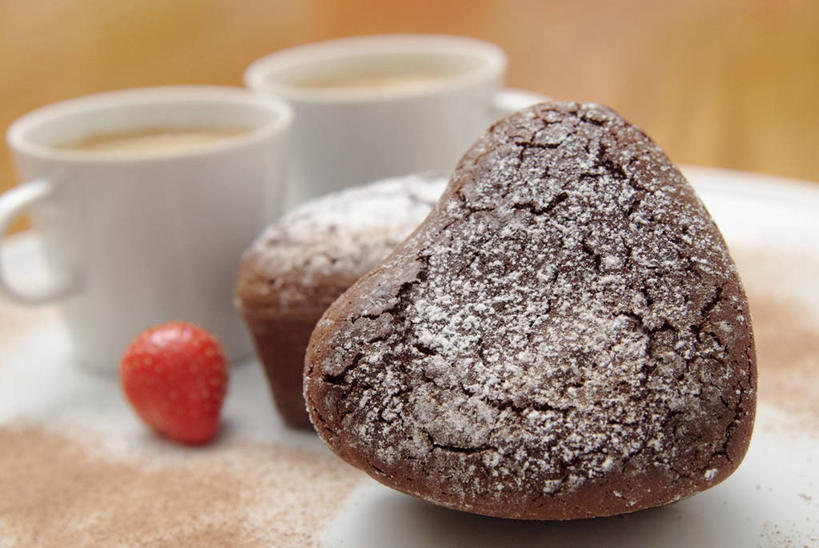 点心,咖啡,无人,横图,俯视,室内,特写,白天,下午茶,幸福,餐桌,桌子,草莓,浆果,杯子,水果,两块,阴影,朦胧,模糊,新鲜,反射,瓷器,影子,生食,食品,果实,咖啡杯,陶瓷制品,两杯,娱乐,食物,糕点,饮料,两个,一个,红色,白色,享受,休闲,温馨,放松,乐趣,摄影,有机食品,绿色食品,影棚,单个,餐台,提神,舒适,瓷杯,醒脑,软饮料,洋莓,水果皇后,红莓,地莓,彩图,高角度拍摄,影棚拍摄,拍摄,蛋糕