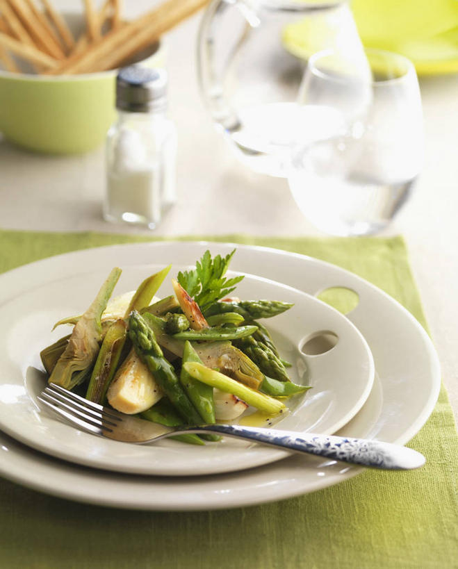 无人,竖图,俯视,室内,特写,白天,水,餐桌,桌子,芦笋,蔬菜,杯子,餐具,一堆,许多,阴影,堆叠,堆积,新鲜,反射,布料,叉子,碟子,盘,液体,影子,朝鲜蓟,食品,布纹,饮用水,玻璃制品,桌布,食物,绿色,白色,盘子,餐巾,水杯,碟,台布,矿泉水,洋蓟,摄影,有机食品,绿色食品,影棚,餐台,堆,蒸馏水,餐叉,玻璃杯,进餐用具,猪尾巴,药鸡豆子,石刁柏,蚂蚁杆,龙须菜,狼尾巴根,彩图,高角度拍摄,影棚拍摄,拍摄,菜蓟,法国百合,球洋蓟,蔬菜之皇,洋百合