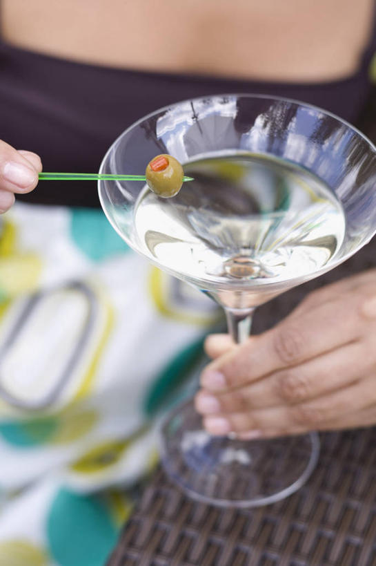 西方人,手,一个人,竖图,俯视,室内,特写,白天,橄榄,蔬菜,杯子,欧洲,欧洲人,双手,仅一个年轻女性,仅一个女性,仅一个人,握,阴影,服装,朦胧,模糊,新鲜,反射,高脚杯,影子,食品,酒类,一杯,休闲装,文化,玻璃制品,酒,食物,饮料,一个,衣服,酒杯,鸡尾酒,休闲,手部,休闲服,调酒,握着,服饰,有机食品,绿色食品,单个,创造,想象,马提尼,马提尼酒,鸡尾酒杯,年轻女性,女人,女性,白种人,玻璃杯,青果,白榄,半身,彩图,高角度拍摄