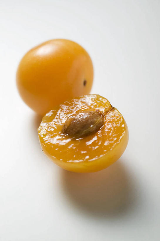 无人,竖图,俯视,室内,特写,白天,白色背景,餐桌,桌子,杏,水果,切开,阴影,新鲜,反射,影子,生食,食品,果实,食物,两个,切,摄影,有机食品,绿色食品,影棚,餐台,剖面,杏果,切面,杏子,彩图,高角度拍摄,影棚拍摄,拍摄