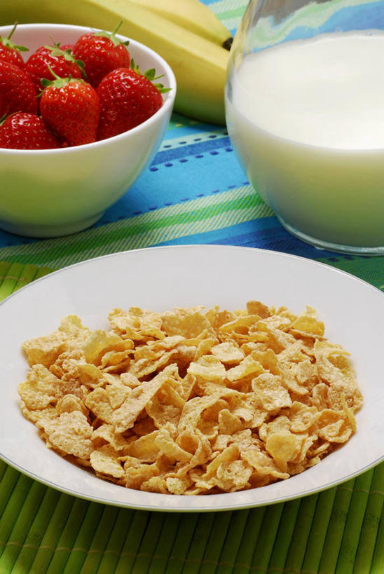 牛奶,无人,竖图,俯视,室内,特写,白天,早餐,桌面,桌子,草莓,浆果,餐具,水果,玻璃,阴影,朦胧,模糊,新鲜,反射,木制,布料,碟子,盘,影子,陶瓷,谷物,生食,食品,果实,陶瓷制品,饮品,营养,布纹,美食,饮食,玻璃制品,桌布,食物,饮料,绿色,盘子,餐巾,木制品,容器,碟,台布,碗,保健,有机食品,绿色食品,储藏,麦片,乳制品,奶,牛乳,储存,燕麦片,安神,洋莓,水果皇后,红莓,地莓,彩图,高角度拍摄,贮存