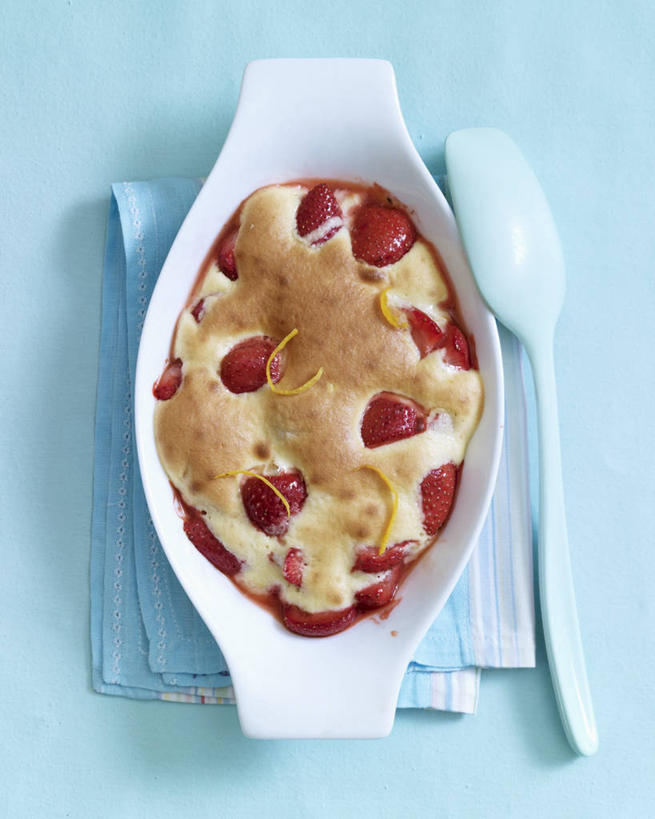 点心,无人,竖图,俯视,室内,特写,白天,餐桌,桌子,草莓,浆果,水果,一把,阴影,蓝色背景,新鲜,反射,影子,勺子,陶瓷,生食,食品,甜点,甜品,果实,陶瓷制品,食物,糕点,一个,蓝色,餐巾,容器,调羹,汤匙,碗,甜食,摄影,有机食品,绿色食品,影棚,单个,餐台,储藏,储存,保洁方巾,口布,洋莓,水果皇后,红莓,地莓,彩图,高角度拍摄,影棚拍摄,拍摄,贮存