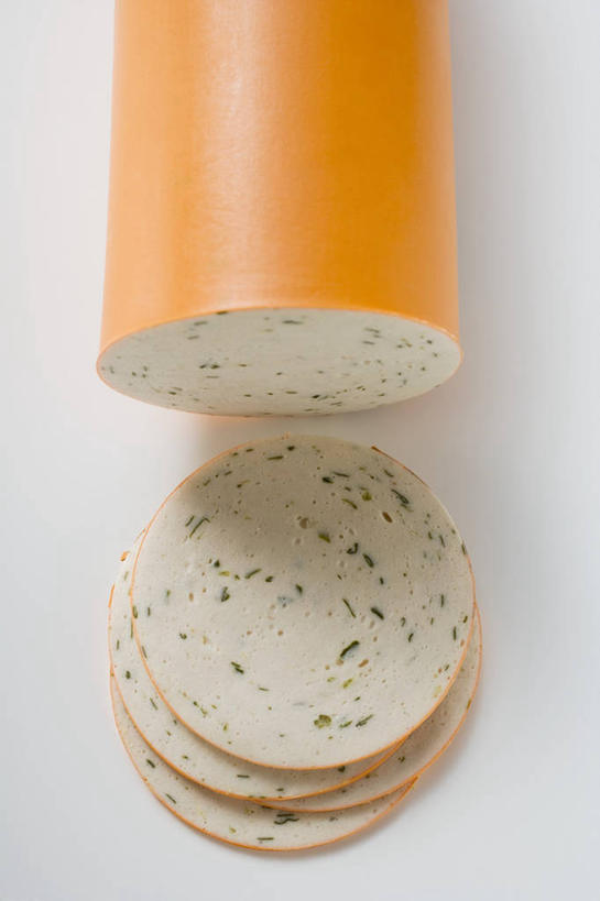 无人,竖图,俯视,室内,特写,白天,白色背景,餐桌,桌子,芹菜,蔬菜,一根,切开,阴影,新鲜,反射,纹路,纹理,影子,香肠,食品,腊肠,食物,切,橙色,摄影,有机食品,绿色食品,荷兰芹,欧芹,香芹,影棚,餐台,剖面,切面,肌理,法香,巴西利,洋香菜,洋芫荽,法国香菜,旱芹菜,番荽,彩图,高角度拍摄,影棚拍摄,拍摄