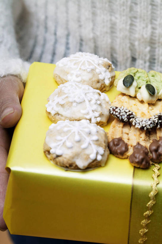 点心,西方人,手,一个人,站,竖图,俯视,室内,特写,白天,毛衣,金属制品,欧洲,圣诞节,欧洲人,仅一个男性,仅一个人,握,阴影,节日,朦胧,模糊,庆祝,反射,金属,影子,食品,曲奇,拿,拿着,文化,食物,仅一个年轻男性,一个,黄色,白色,容器,饼干,零食,站着,庆典,手部,握着,单个,纪念,储藏,铁盒,单手,储存,线衫,曲奇饼,曲奇饼干,男人,男性,年轻男性,白种人,站立,半身,彩图,高角度拍摄,绒衣,套衫,套头毛衣,线衣,贮存