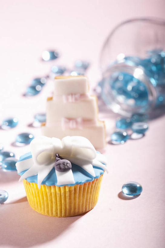 点心,无人,竖图,俯视,室内,特写,白天,白色背景,餐桌,桌子,阴影,朦胧,模糊,反射,影子,柱子,食品,婚礼蛋糕,食物,糕点,一个,蓝色,摄影,影棚,单个,餐台,纸托,蛋糕托,蛋糕托纸,蛋糕纸托,彩图,高角度拍摄,影棚拍摄,拍摄,蛋糕,结婚蛋糕