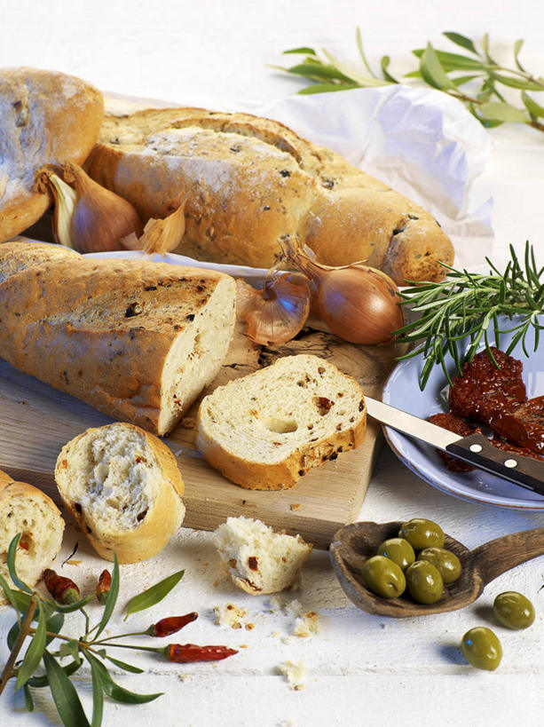 点心,面包,无人,竖图,俯视,室内,特写,白天,白色背景,餐桌,桌子,橄榄,辣椒,蔬菜,西红柿,餐具,水果,阴影,新鲜,反射,碟子,工具,盘,影子,生食,食品,面点,果实,刀具,食物,糕点,盘子,碟,刀,摄影,有机食品,绿色食品,影棚,餐台,迷迭香,餐刀,辣角,红海椒,大椒,辣虎,广椒,海洋之露,青果,白榄,辣子,红辣椒,海椒,番茄,番椒,彩图,高角度拍摄,影棚拍摄,拍摄